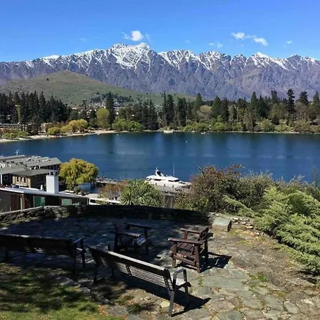 Deco Backpackers Queenstown Hostel